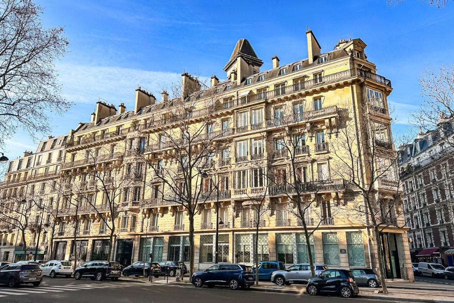 ornate building located in one of the Arrondissements in Paris