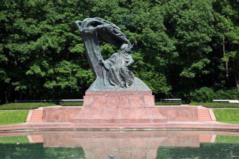 chopin statue in a park