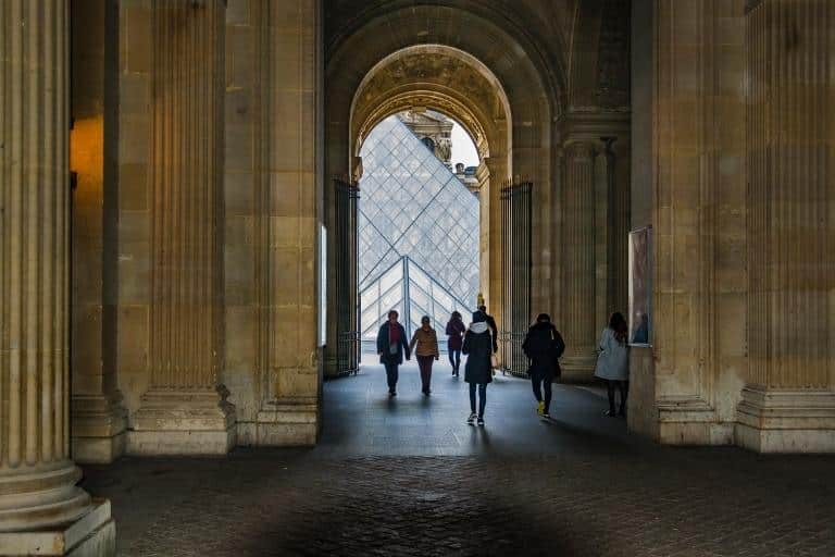 entrance to the louvre