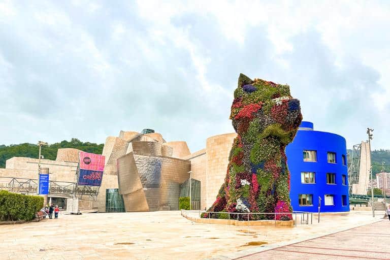 cat statue by guggenheim museum